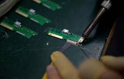 匠心铸就精工 焊枪下的微毫传奇——记巴渝工匠的电子维护绝技